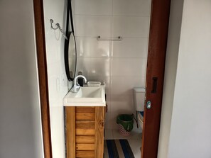 Douche, serviettes fournies, savon, papier toilette