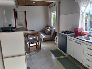 ثلاجة، ميكروويف، موقد طهي مسطح، خلاط