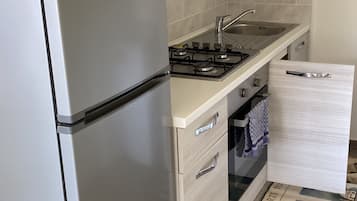 Frigorífico, horno, placa de cocina y cafetera o tetera