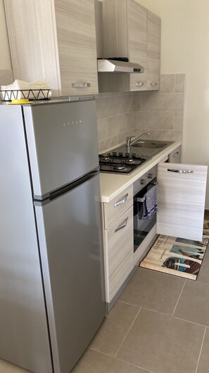 Kühlschrank, Ofen, Herdplatte, Wasserkocher mit Kaffee-/Teezubehör