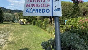Señal que indica un área de estacionamiento reservada para socios del club náutico, de tenis y de golf.