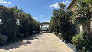 Vista frontal de la propiedad