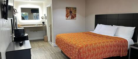 Una scrivania, tende oscuranti, insonorizzazione, ferro/asse da stiro