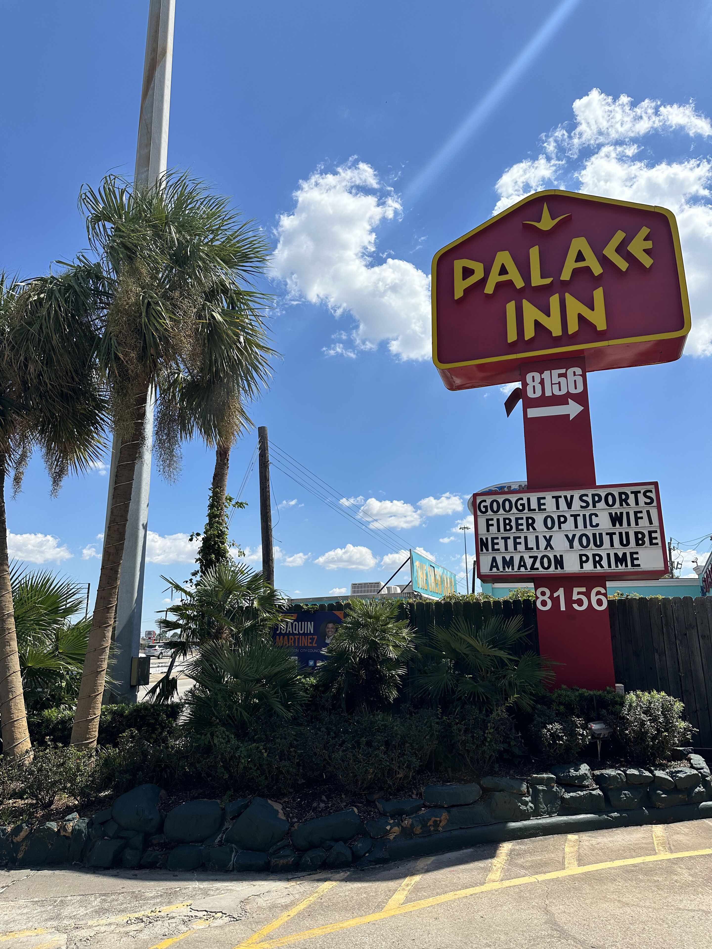 Señal del Palace Inn con los servicios indicados, que incluyen Google TV, deportes, WiFi de fibra óptica, Netflix, YouTube y Amazon Prime.