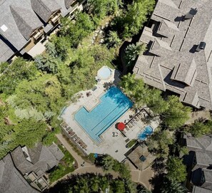 Een buitenzwembad, een verwarmd zwembad