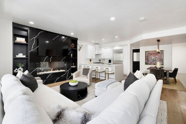 Smart TV, caminetto, videogiochi, libri