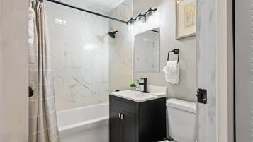 Een douche, een haardroger, handdoeken, shampoo