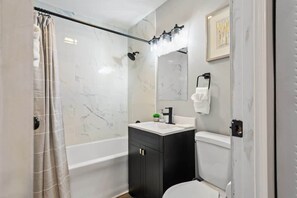 Een douche, een haardroger, handdoeken, shampoo