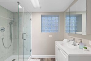 Shower, hair dryer, towels, shampoo - Bungalow w/ Game Room | LCP Collection (Morton Grove)