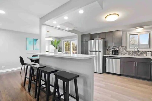 4BR Near Woodfield Mall & Metra | LCP Collection