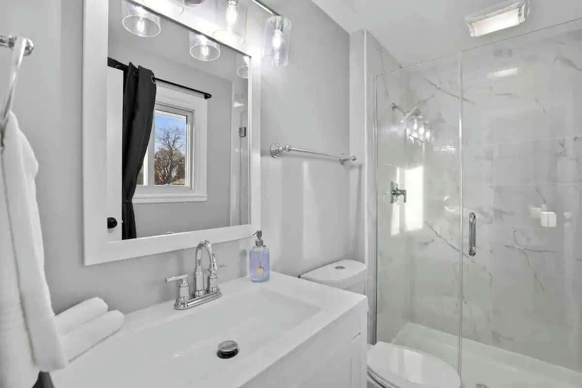 Shower, hair dryer, towels, shampoo