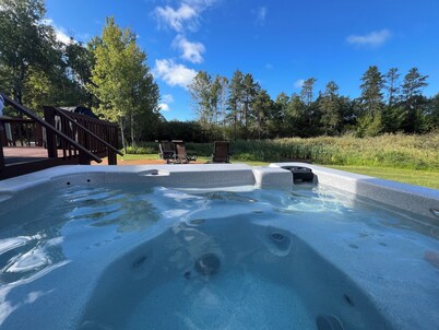 --Stunning Remodel-- HOT TUB 4 -BR home, Sleeps 10. Cozy Charm Modern Comfort