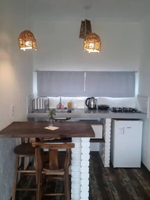 Refrigerador, microondas, parrilla de estufa y cafetera y tetera