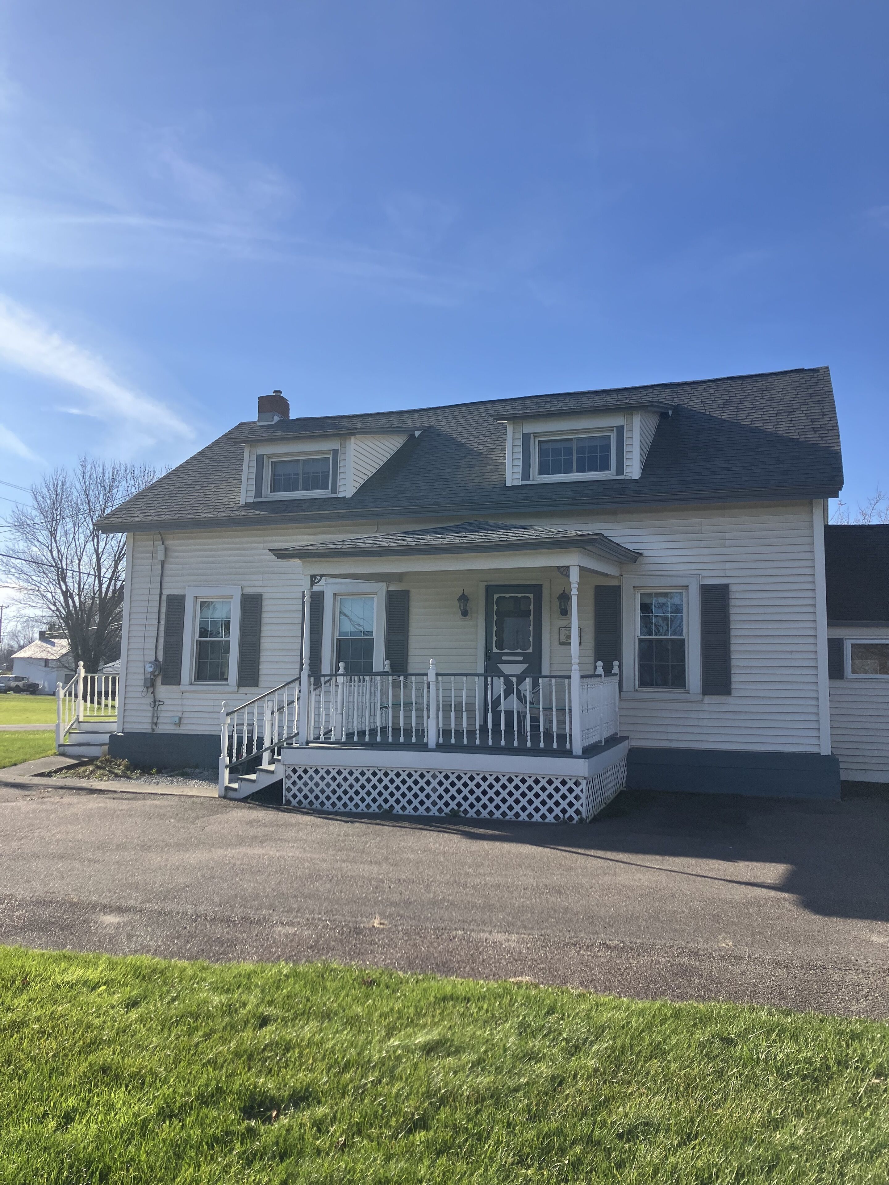 Cozy farmhouse, sleeps 10 and has great views 