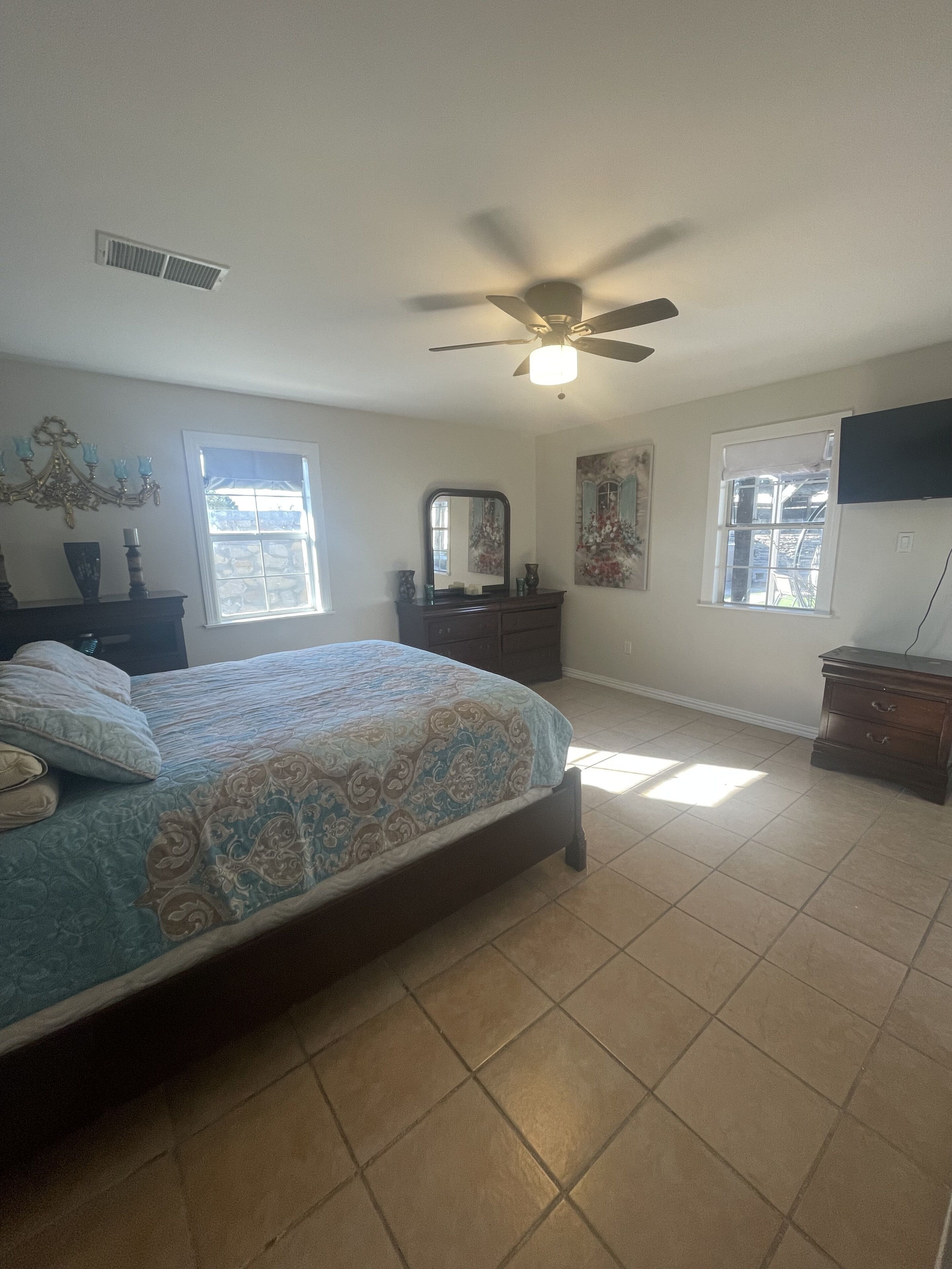 3 bedrooms, iron/ironing board, WiFi, bed sheets