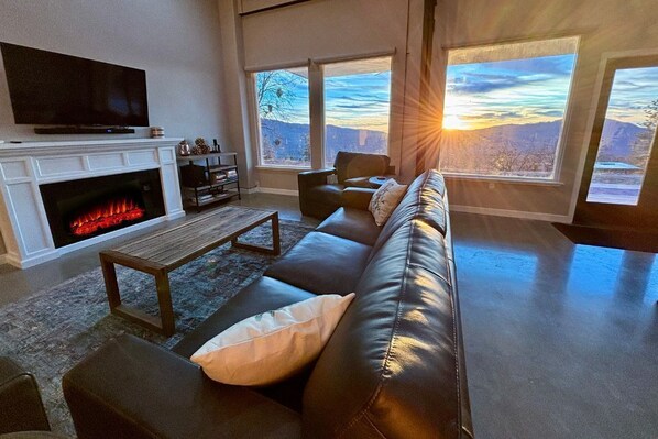 テレビ、暖炉、卓球台