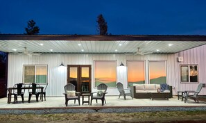 Outdoor dining - Barndo with View (ADA Friendly) (Oakhurst)