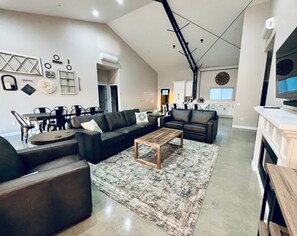 TV, fireplace, table tennis - Barndo with View (ADA Friendly) (Oakhurst)