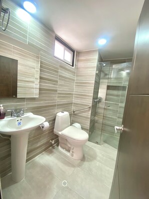 Pyyhkeet, saippua, vessapaperi