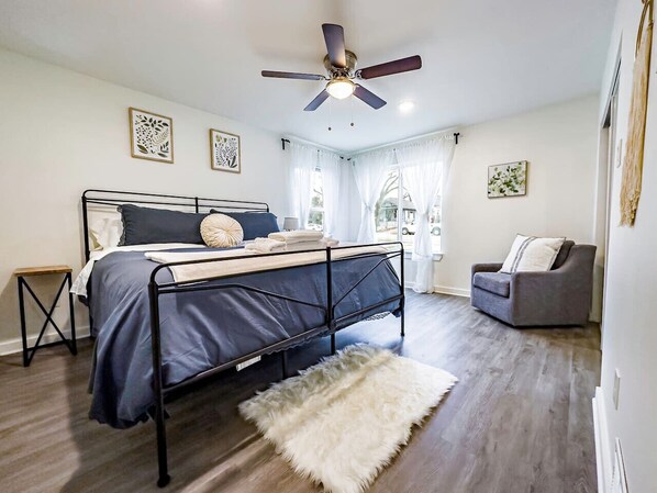 2 habitaciones, tabla de planchar con plancha, wifi y ropa de cama 
