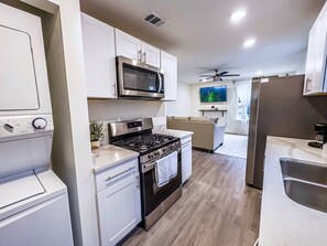 冷蔵庫、電子レンジ、オーブン、コンロ