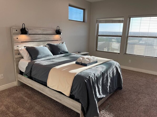 3 bedrooms, desk, iron/ironing board, WiFi - Putt-putt backyard!|2 1/2 bath|Sunland| Slps 8| Fun (El Paso)