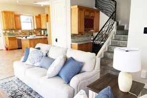 TV, fireplace - Putt-putt backyard!|2 1/2 bath|Sunland| Slps 8| Fun (El Paso)