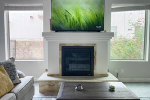 TV, fireplace - Putt-putt backyard!|2 1/2 bath|Sunland| Slps 8| Fun (El Paso)