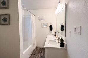 Hair dryer, towels, soap, shampoo - Fun walk Bishop Arts|Med Center| Zoo|Business|2BR (Dallas)