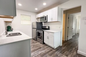 Frigorífico, microondas, horno y placa de cocina