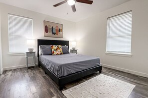 2 bedrooms, iron/ironing board, WiFi, bed sheets - Fun walk Bishop Arts|Med Center| Zoo|Business|2BR (Dallas)