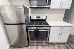 雪櫃、微波爐、焗爐、爐具