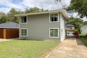 Exterior - Fun walk Bishop Arts|Med Center| Zoo|Business|2BR (Dallas)