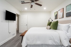 2 habitaciones, escritorio, tabla de planchar con plancha y wifi 