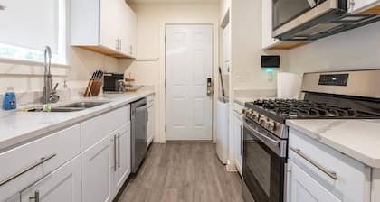 WeLoveBishopArts! King Bed|2nd Floor