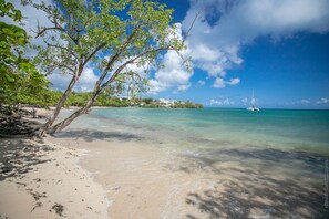Beach nearby - Bungalow Ti Coco 4 Chambres et Piscine à Trois Rivières (Sainte-Luce)