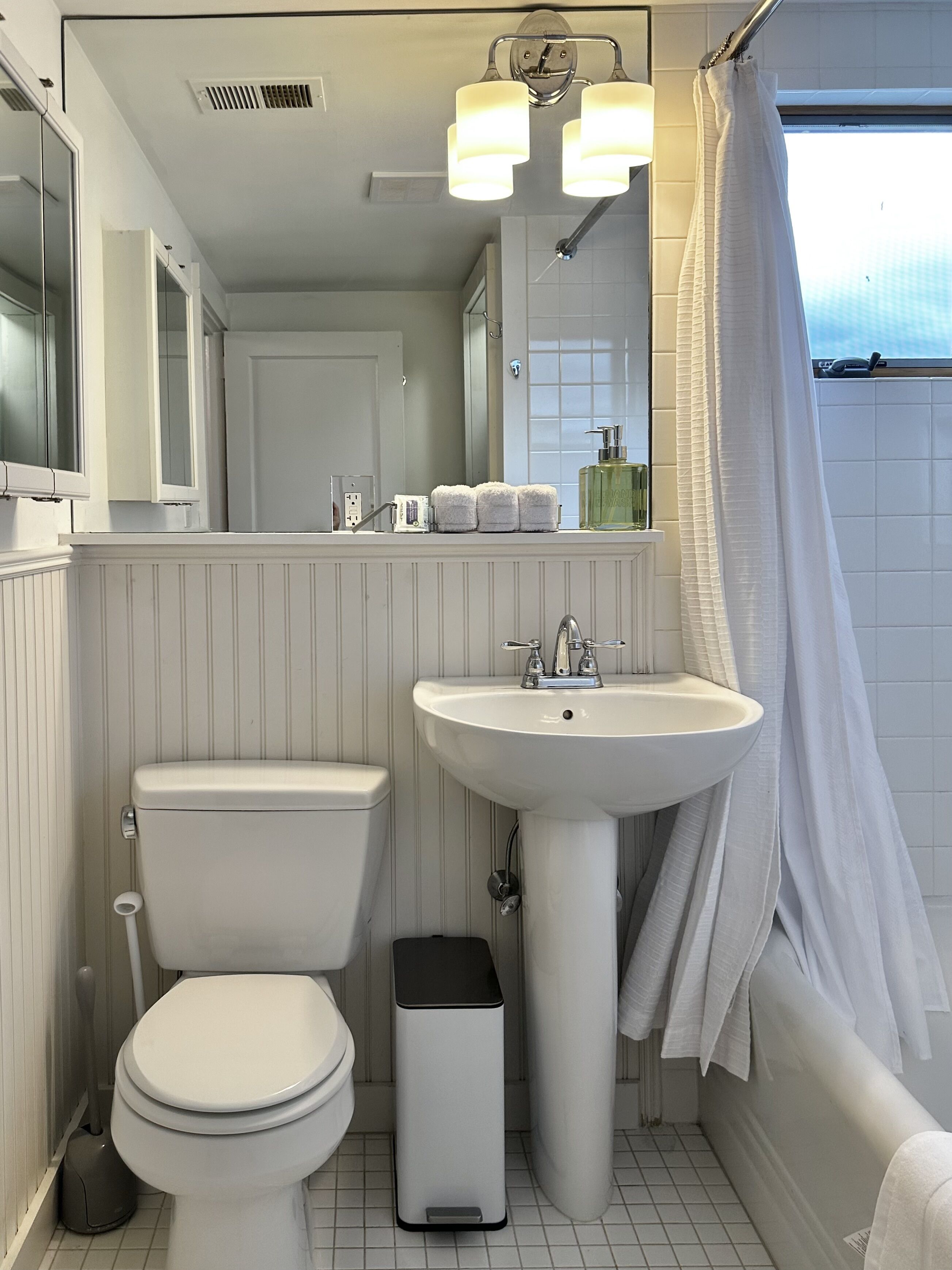 Ein Badezimmer mit Toilette, Waschbecken und Duschvorhang.