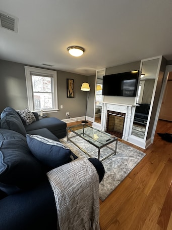 TV. Cozy Stay Near Capitol Theatre/Downtown — Very Walkable!