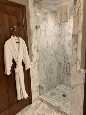 Haartrockner, Handtücher, Seife, Toilettenpapier