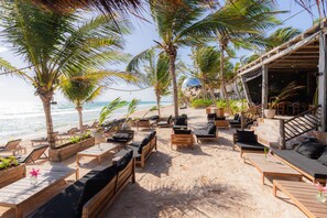 Playa privada, playa de arena blanca y bar en la playa