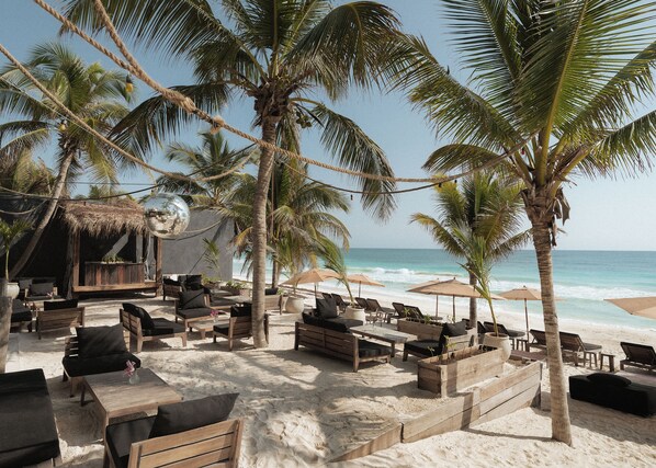 Playa privada, playa de arena blanca y bar en la playa 