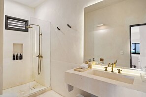 Een douche, een regendouche, een haardroger, handdoeken