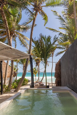 OCEANFRONT VILLA WITH PRIVATE POOL | شرفة/رواق