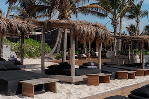 Playa privada, playa de arena blanca y bar en la playa