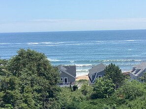 Vista costera con casas y olas del océano.