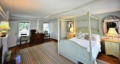 OLD TOWN CHARM.
Sleeps 4- 2 bedrooms - 2.5 baths