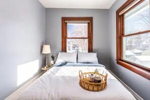 4 habitaciones, tabla de planchar con plancha, cuna de viaje y wifi 