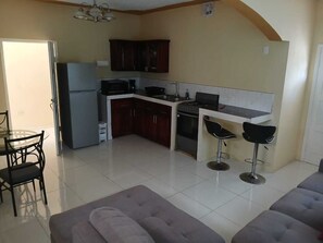 Full-size fridge, microwave, oven, toaster - RUNTINGS HIDEAWAY STAY NOMPREL ROAD NEGRIL (Negril)