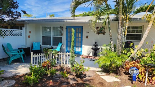 Cute coastal cottage close to beach and downtown nightlife.