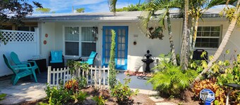 Cute coastal cottage close to beach and downtown nightlife.